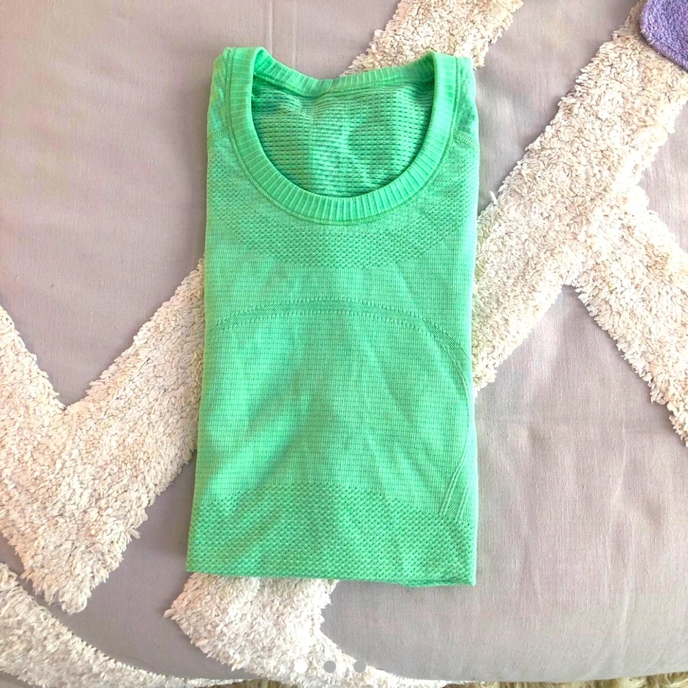 Lululemon shirt was to big size 2 or 4.    SOLD DO NOT BUY